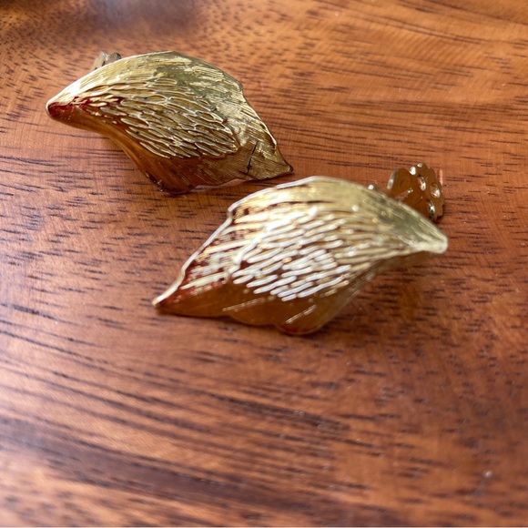 70s/80s Vintage Gold Tone Wing Clip-on Earrings - Picture 4 of 8